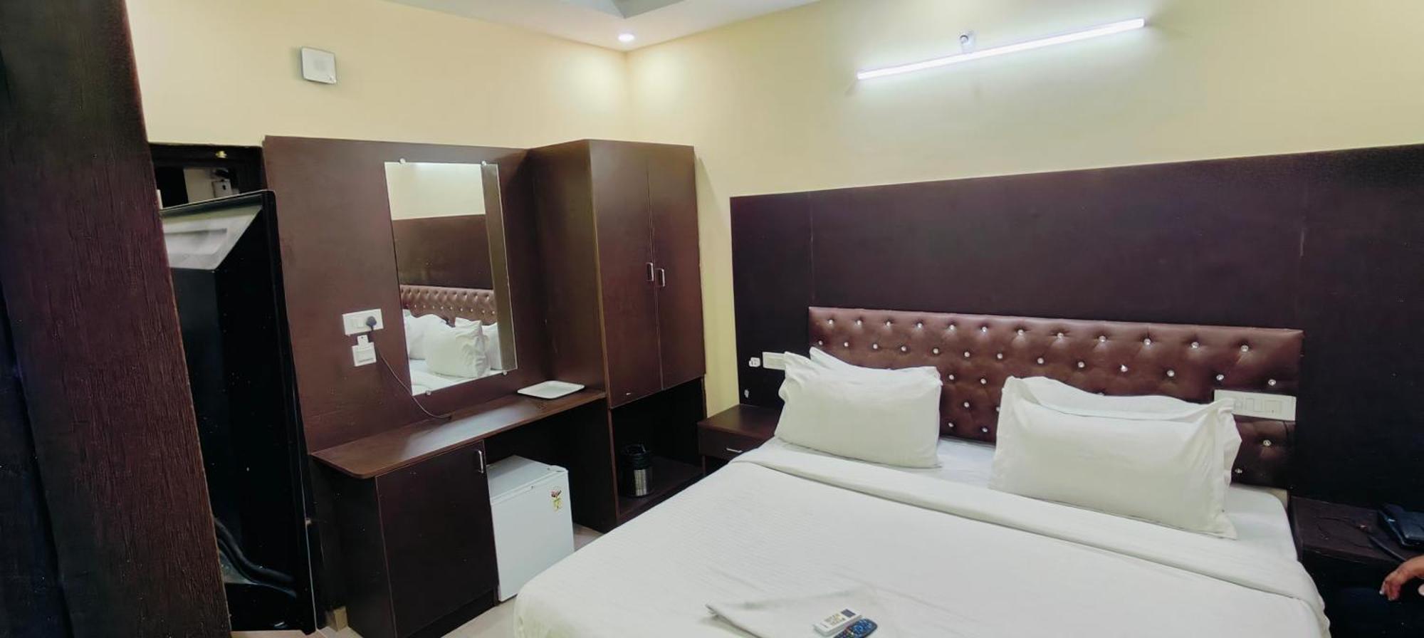 Pph Royal Gs Comforts Opp Mall Of Asia Bangalore Extérieur photo